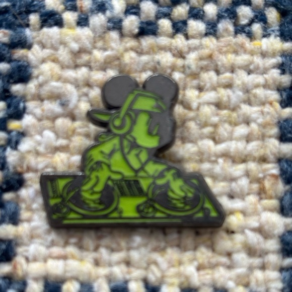 Disney Other - Mickey DJ pin